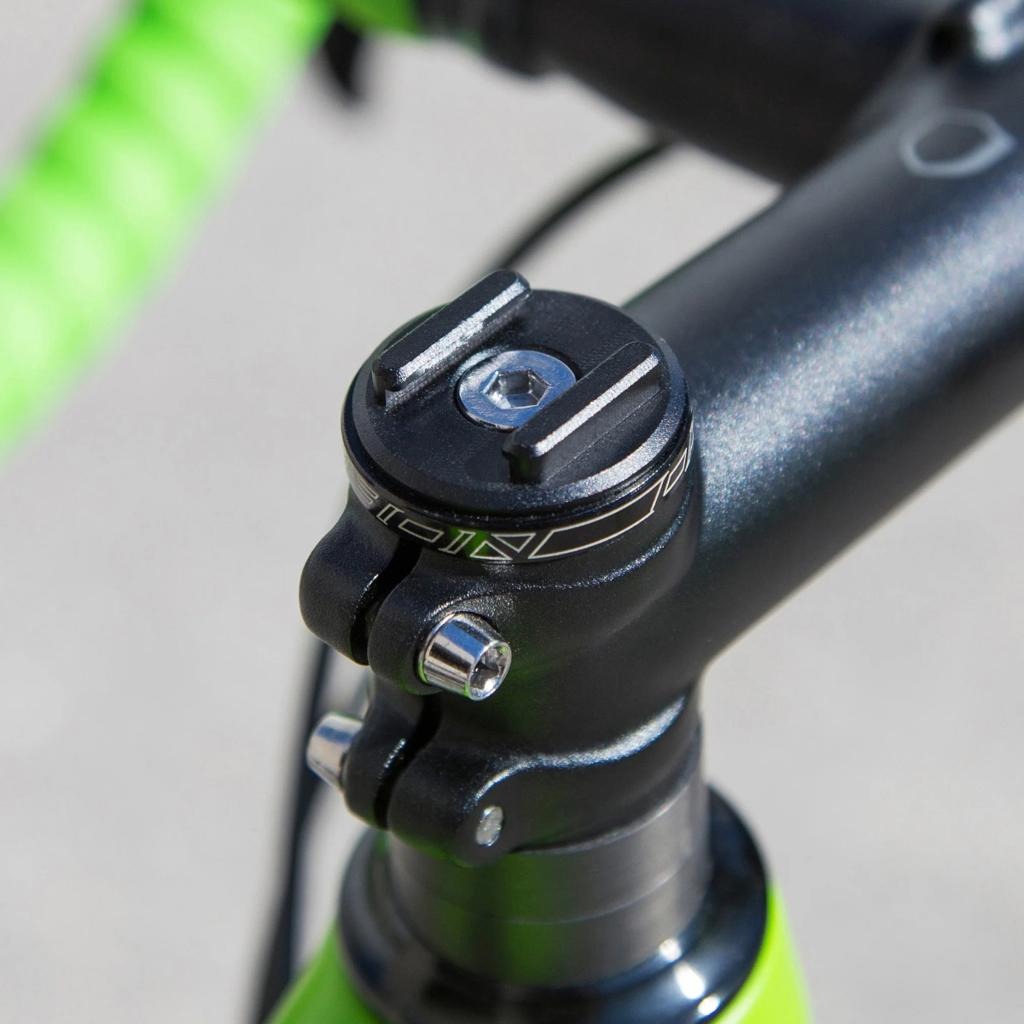 Compact SP Connect Micro Stem Mount Pro mounted at the bicycle stem.